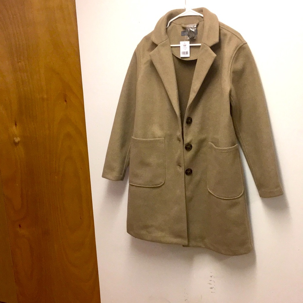 Single breasted, 3 button notch collar coat.